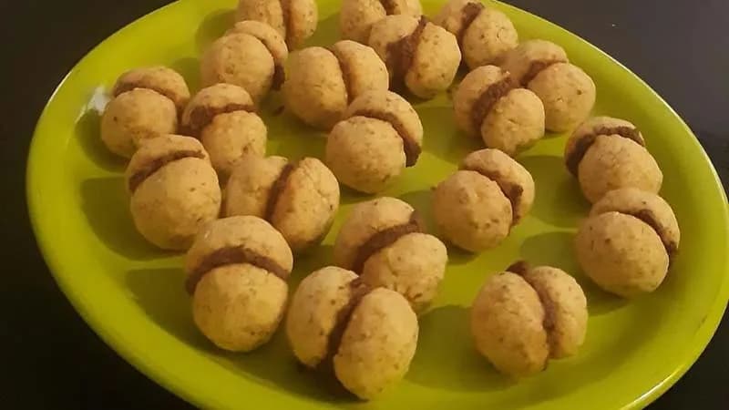 Baci di dama salati con paté di olive