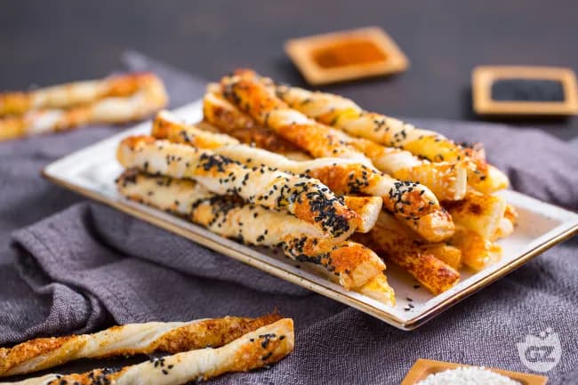 Bastoncini di Pasta Sfoglia al Formaggio