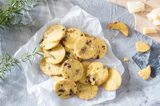 Biscotti salati senza glutine con olive