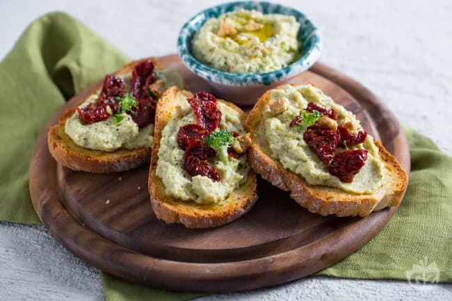 Bruschette con crema di broccolo e noci