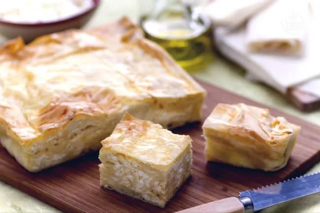Burek al formaggio balcanico: torta salata croccante con skuta e pasta fillo