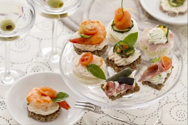 Canapè assortiti con creme e farciture