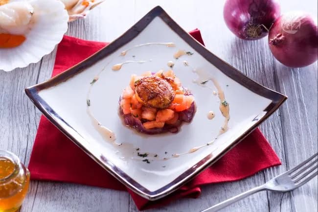 Capesante scottate con cipolla caramellata e