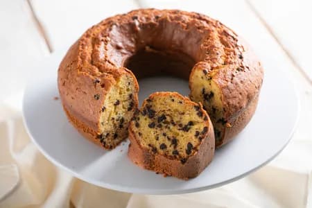 Ciambellone soffice con gocce di cioccolato
