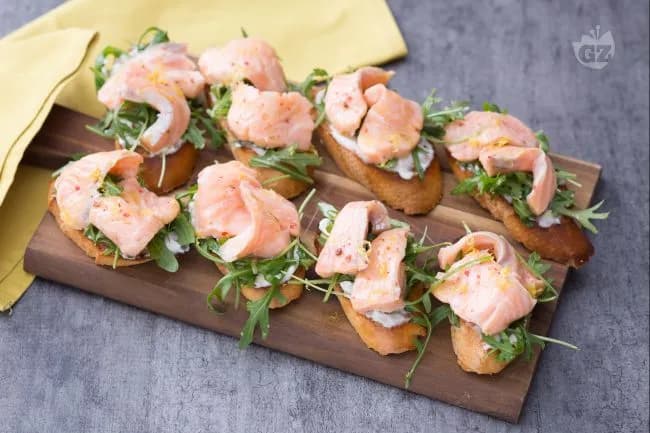 Crostini con salmone marinato e