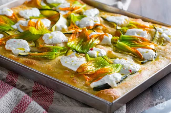 Focaccia di patate con burrata e fiori di zucca