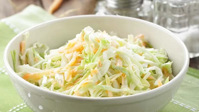 Insalata coleslaw con salsa yogurt