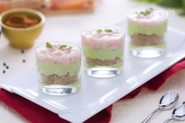 Tartine in bicchiere con scampi e pesto