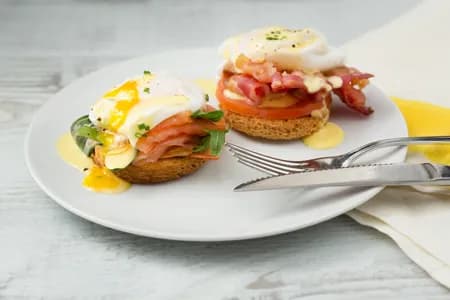 Uova alla benedettina: crostini, salmone e bacon per un brunch da chef