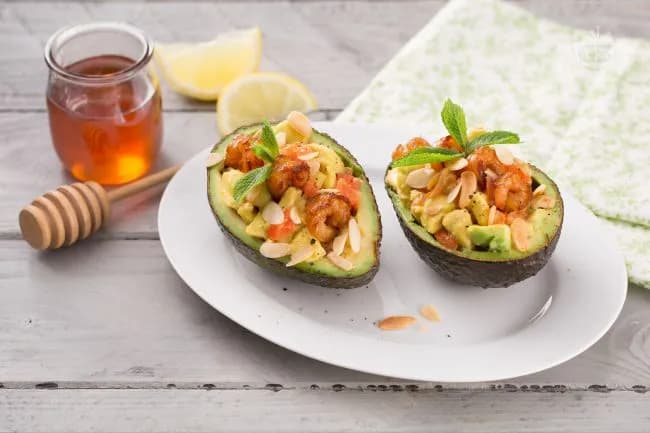 Avocado ripieno di gamberetti marinati con mandorle tostate