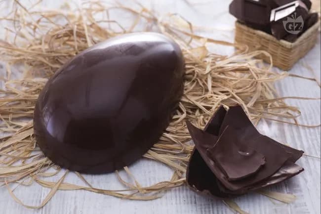 Uovo di pasqua al cioccolato fondente