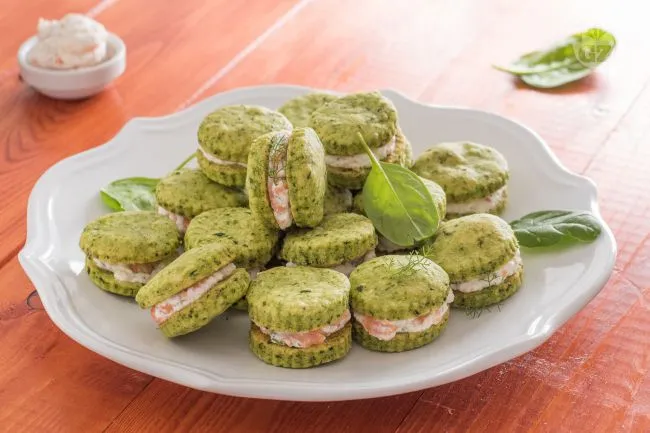 Biscotti agli spinaci con crema al salmone
