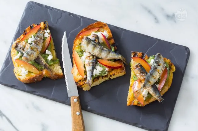 Bruschette con pesto di erbe e sardine grigliate