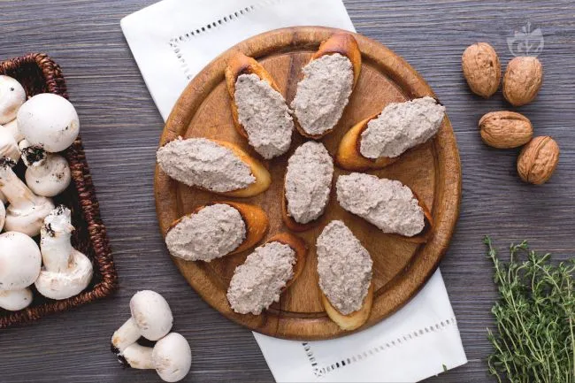 Crostini con patè di funghi champignon