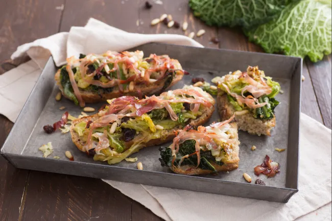 Crostoni con verza, casera e speck