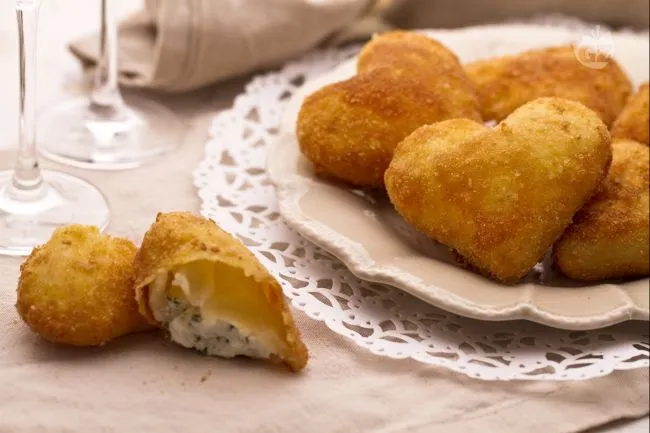 Cuoricini fritti ripieni di caprino ed erba