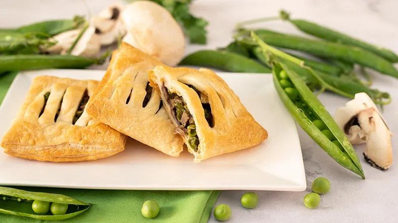 Fagottini salati con funghi e piselli