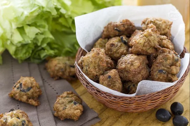 Frittelle di scarola con olive e capperi
