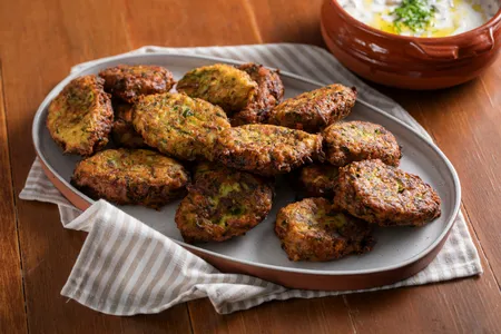 Frittelle di zucchine e feta con salsa allo yogurt