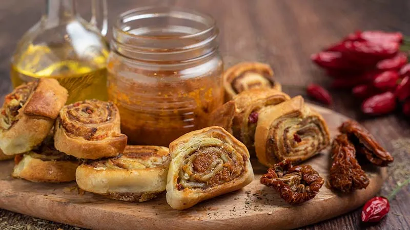 Girelle salate con crema di pomodori secchi