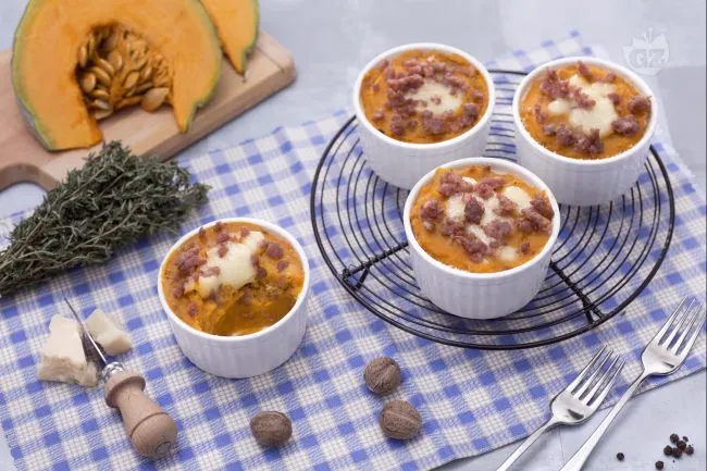 Gratin monoporzione di patate, zucca e salsiccia