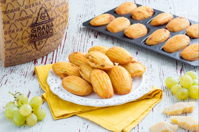 Madeleine salate con grana padano e uva
