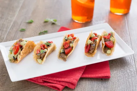 Mini tacos di grana padano e salsiccia