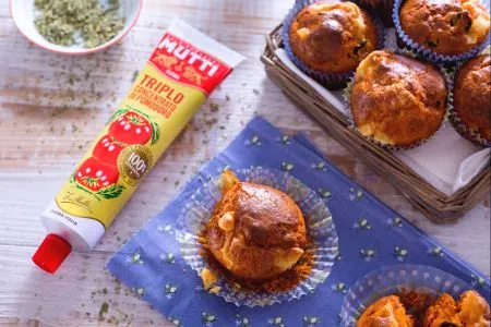 Muffin rossi con olive e formaggio