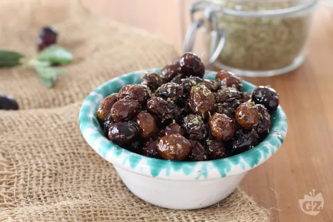 Olive nere al forno con aglio e origano