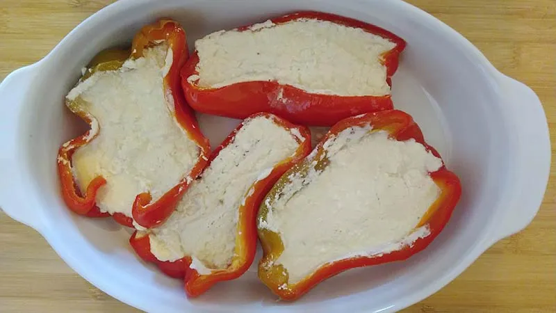 Peperoni ripieni di ricotta e feta al vapore