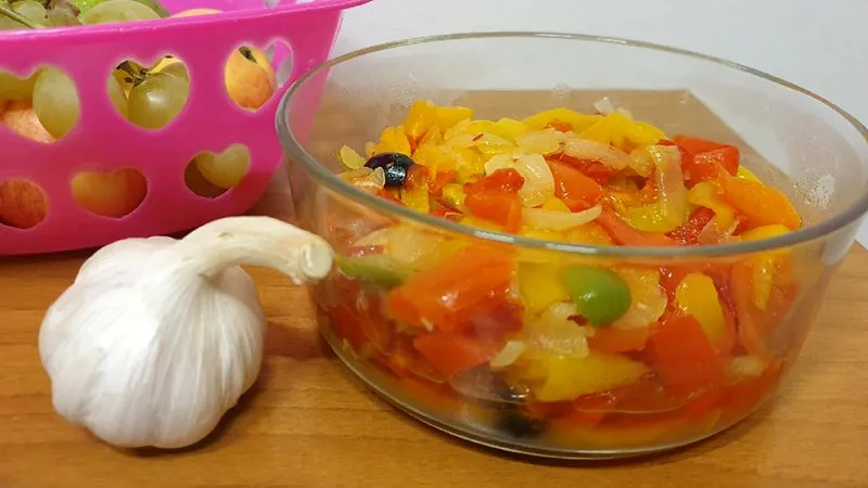 Peperoni stufati con olive e capperi