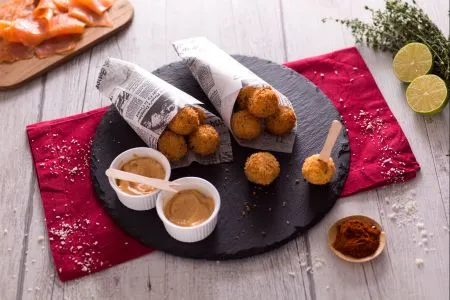 Polpettine di salmone e patate con maionese alla paprika