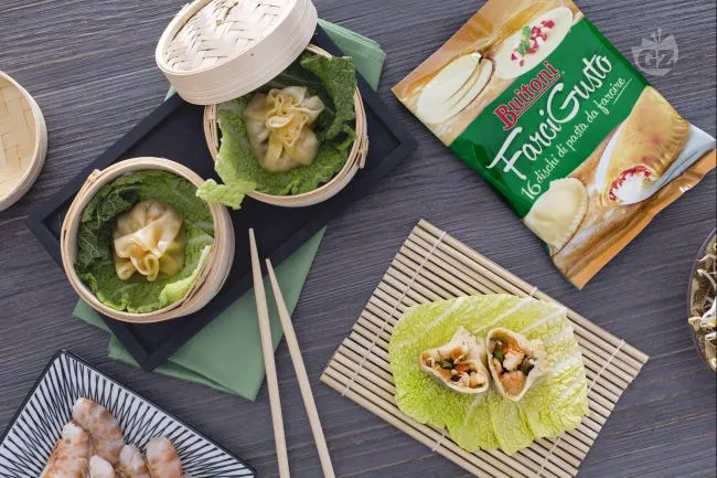 Ravioli al vapore orientali con verdure e mazzancolle