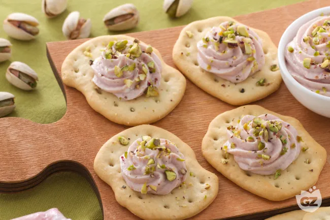 Schiacciate con crema di mortadella e pistacchi