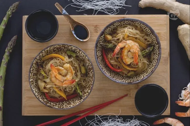 Spaghetti di soia con verdure e gamberi