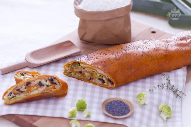 Strudel rosso al pomodoro con tonno e broccoli