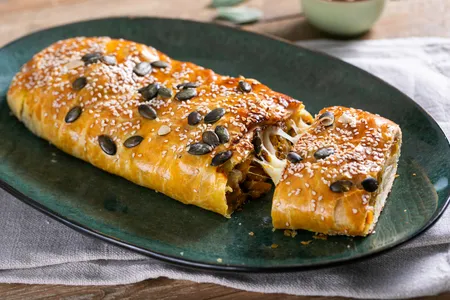 Strudel salato con zucca e salsiccia