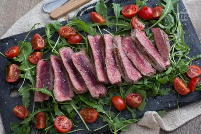 Tagliata di Manzo con Rucola e Pomodorini