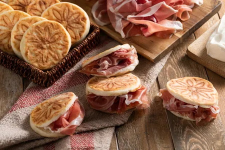 Tigelle con prosciutto crudo e crescenza
