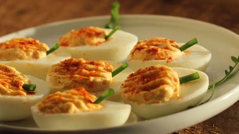 Uova ripiene di halloween a forma