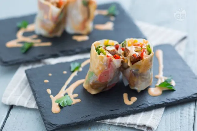 Yakitori roll con pollo grigliato